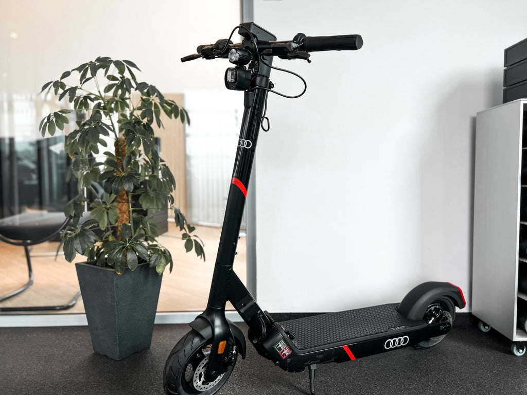 Original Audi electric kick scooter powered by Egred / 500W / 20km/h / Autohaus Hoffmann