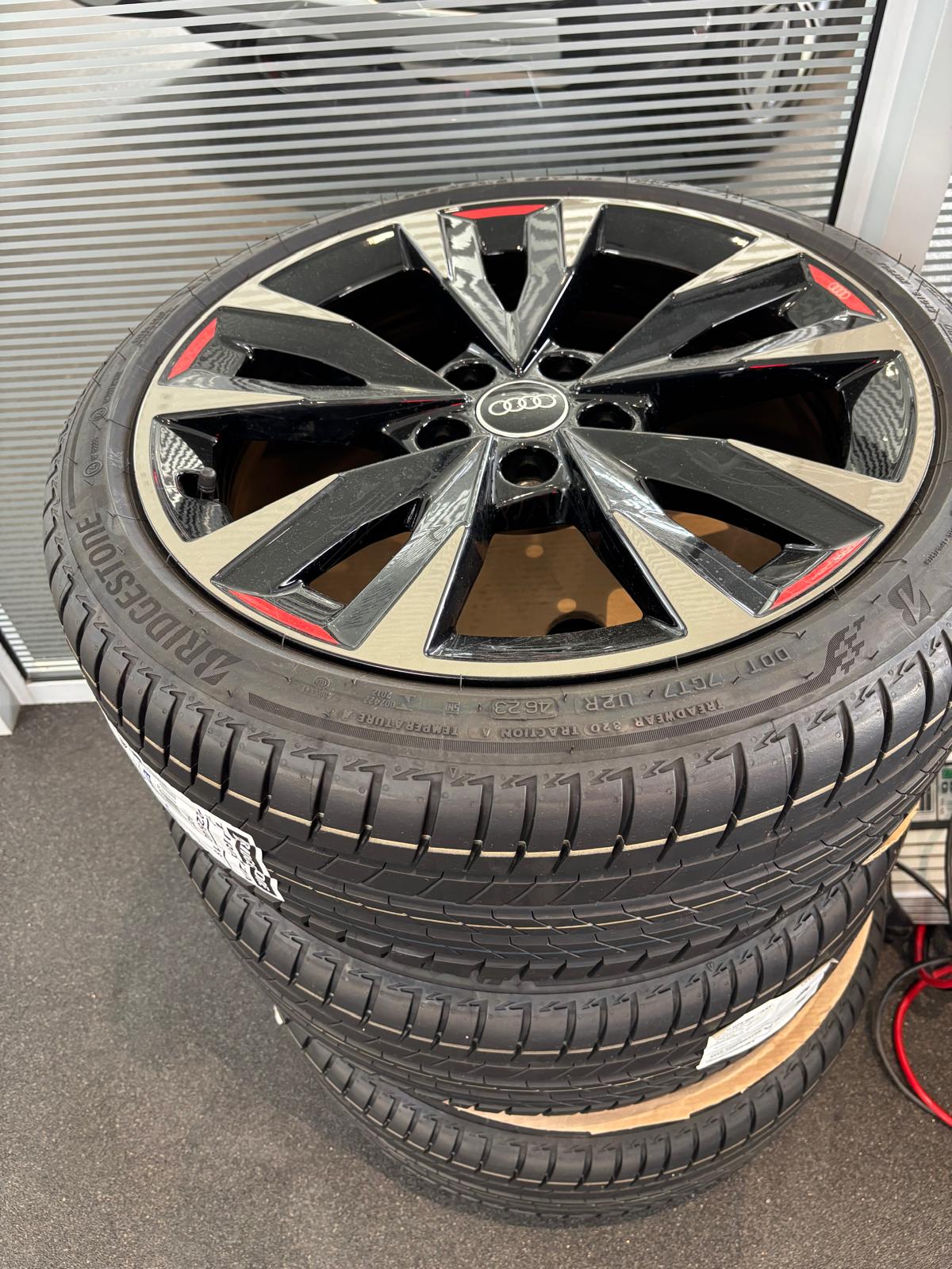 Audi Original Komplettrad – 18 Zoll Acumen 5-V-Speichen-Design 